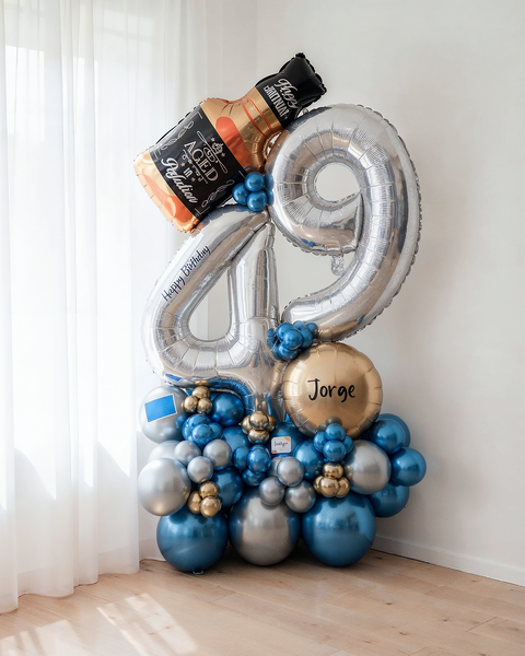 Bouquet de globos "Reserva Especial" para cumpleaños en azul, plata y dorado, con botella y número 49 — Perú Balloons, Lima
