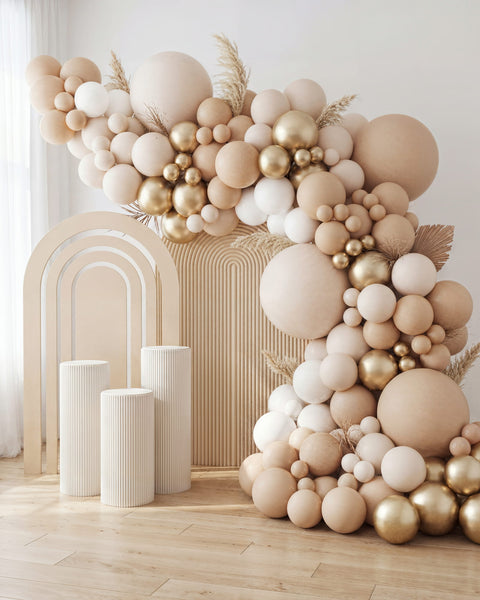 Guirnalda de globos "Golden Sands" en tonos nude, crema y dorado con pampa seca y arcos decorativos — Perú Balloons, Lima