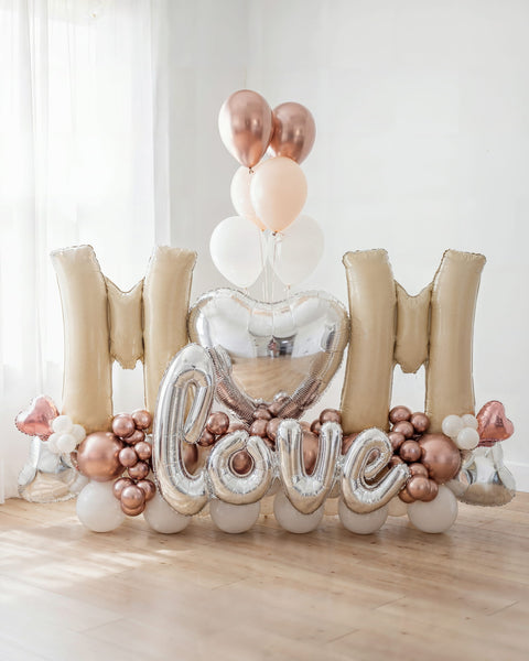 Decoración de globos "Mom Love" para mamá en dorado, plata y oro rosa, con letras "MOM love" y corazón — Perú Balloons, Lima