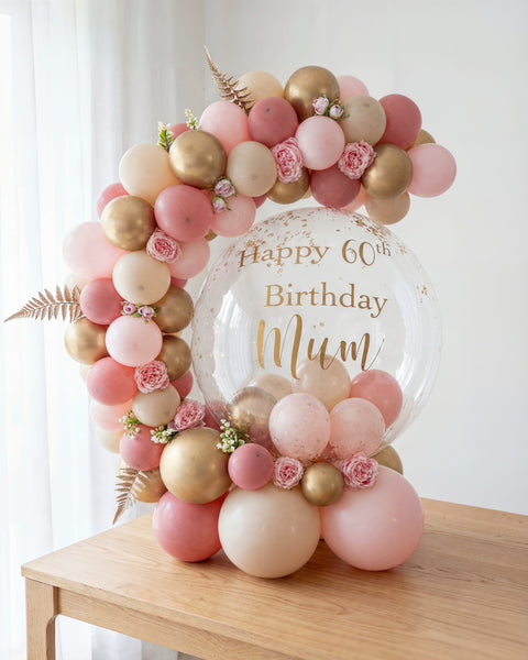 Burbuja personalizada "Mum's Bubble" en rosa, dorado y nude con flores, "Happy 60th Birthday Mum" — Perú Balloons, Lima