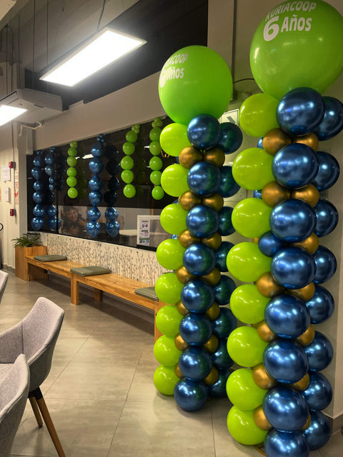 "Columna de globos" en verde lima, azul y dorado con globo personalizado para aniversario — Perú Balloons, Lima