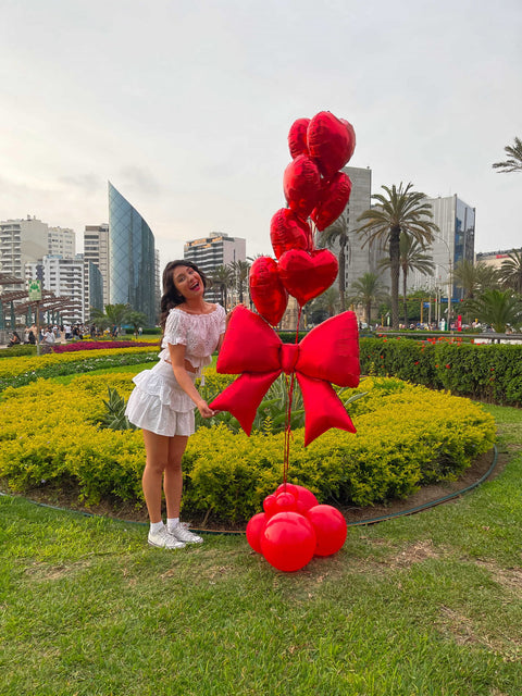 "Globos de corazones de 18” y lazo" en rojo con base de globos redondos — Perú Balloons, Lima