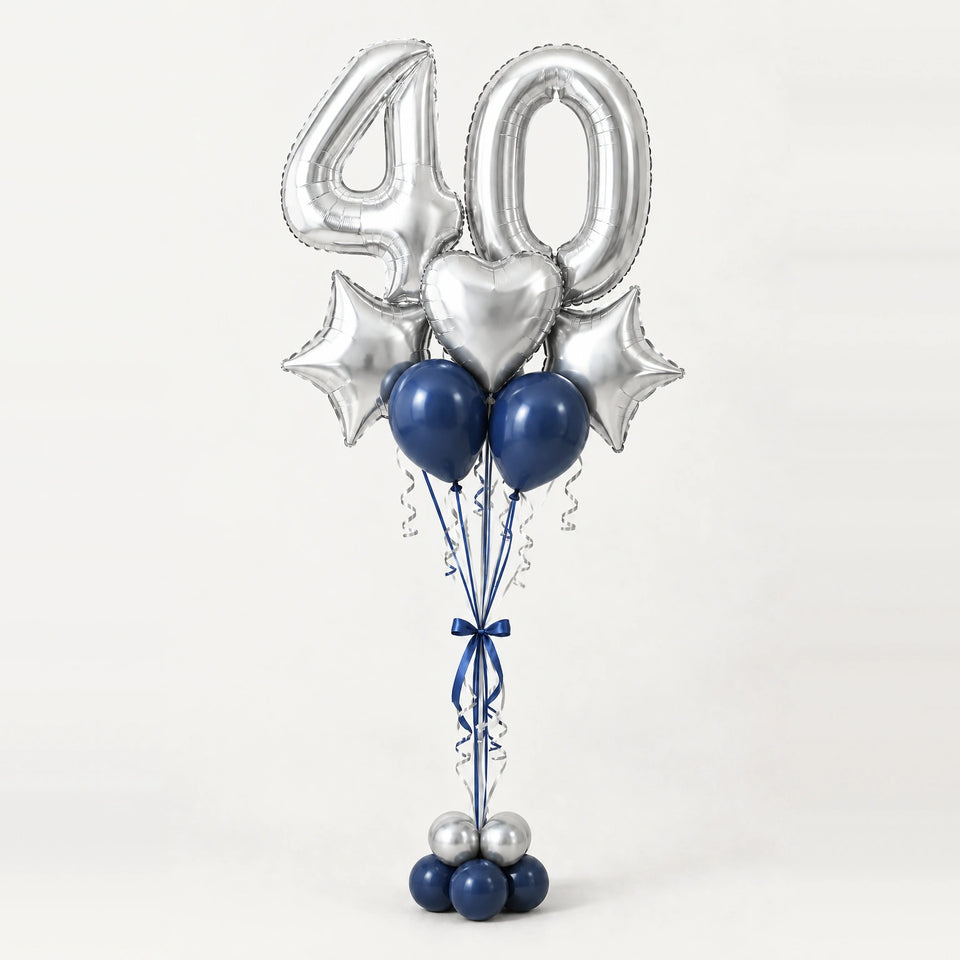 Bouquet de globos con 40 plateado y azul marino, completo con cintas y base decorativa