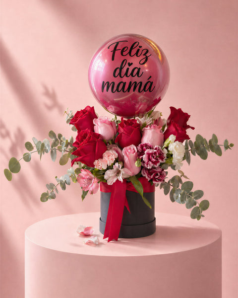 Caja floral "Energía Femenina" para Día de la Madre con rosas rojas y rosadas, claveles y burbuja "Feliz día mamá" — Perú Balloons, Lima