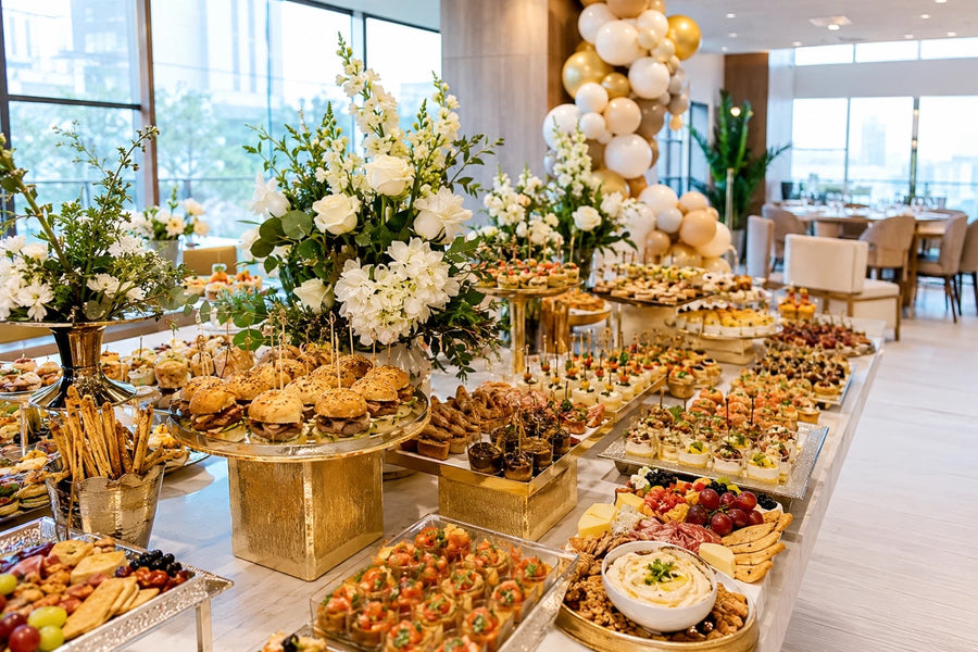 Mesa de buffet de catering corporativo en Lima
