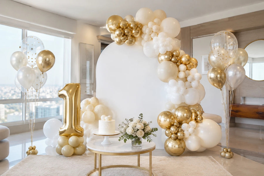 Arco de globos crema y dorado para decoración de cumpleaños en Lima