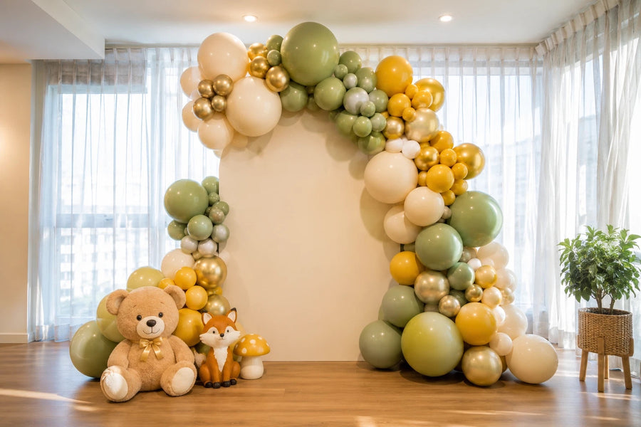 Arco temático de globos en verde salvia y mostaza para cumpleaños