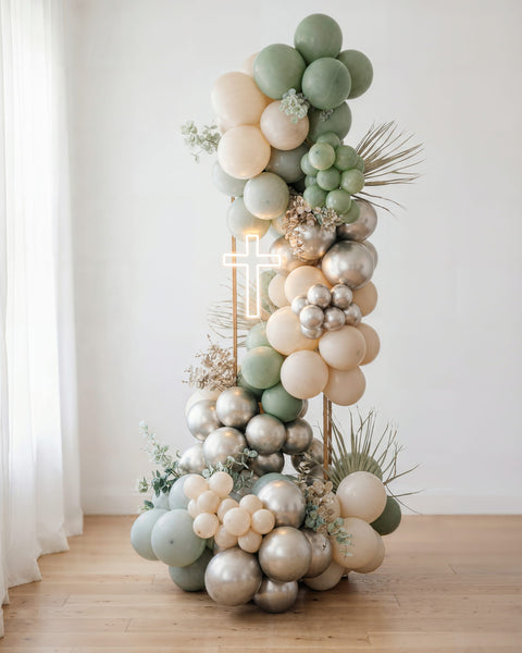 Columna de globos "Divine Moment" con cruz iluminada para bautizo o comunión en verde sage, plata y crema — Perú Balloons, Lima