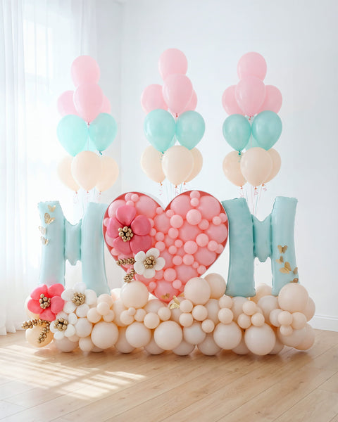 Decoración de globos "Candy Heart" para mamá en celeste, rosa y crema, con corazón, letras MOM, flores y mariposas — Perú Balloons, Lima