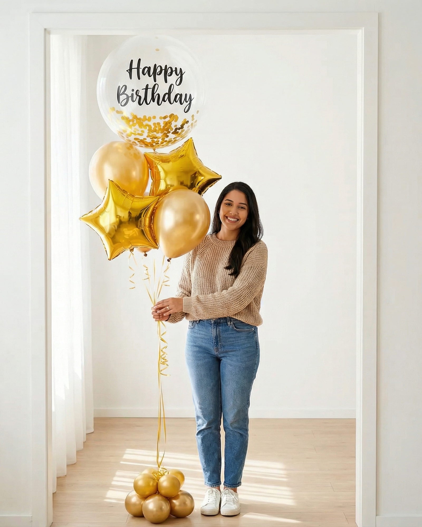 Mujer sosteniendo bouquet de globos Happy Birthday dorado mostrando el tamaño real del arreglo