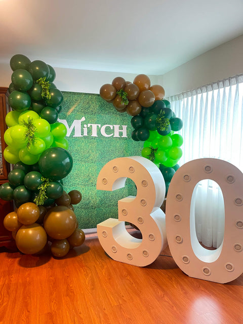 "Decoración con Globos" en verde, café y dorado con guirnalda orgánica y número 30 luminoso para cumpleaños — Perú Balloons, Lima
