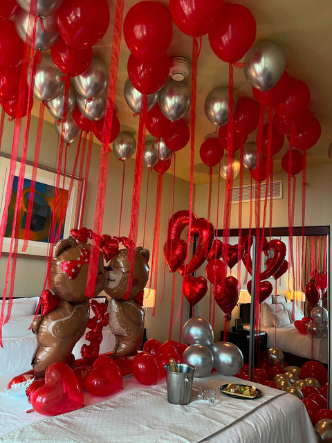 "Decoración de habitación" romántica en rojo y plata con globos en el techo, corazones y ositos — Perú Balloons, Lima