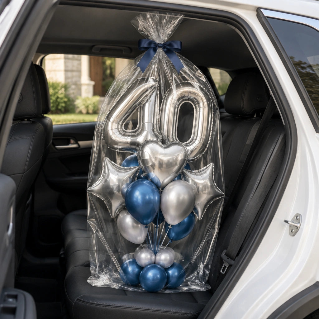 Bouquet de globos 40 plateados y azules, envuelto en celofán en el asiento trasero de un auto