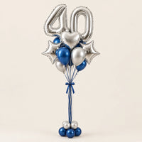 Bouquet de globos 40 plateados y azules con base de globitos sobre fondo claro