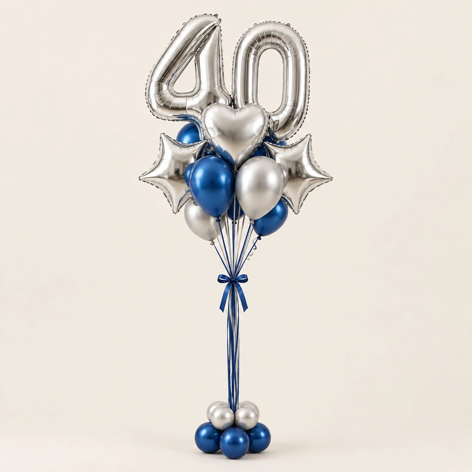 Bouquet de globos 40 plateados y azules con base de globitos sobre fondo claro