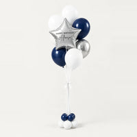 Bouquet de globos con estrella plateada, cintas blancas y base de globitos, visto completo