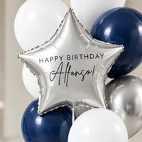 Globo de estrella plateada con la frase Happy Birthday Alfonso, rodeado de globos blancos y azul marino