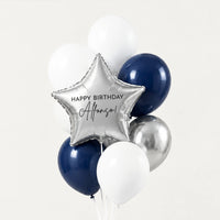 Bouquet de globos azul marino y plata con estrella de cumpleaños, sobre fondo claro