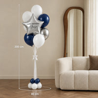 Bouquet de globos con estrella plateada junto a un sofá, con medidas de 200 cm de alto y 80 cm de ancho