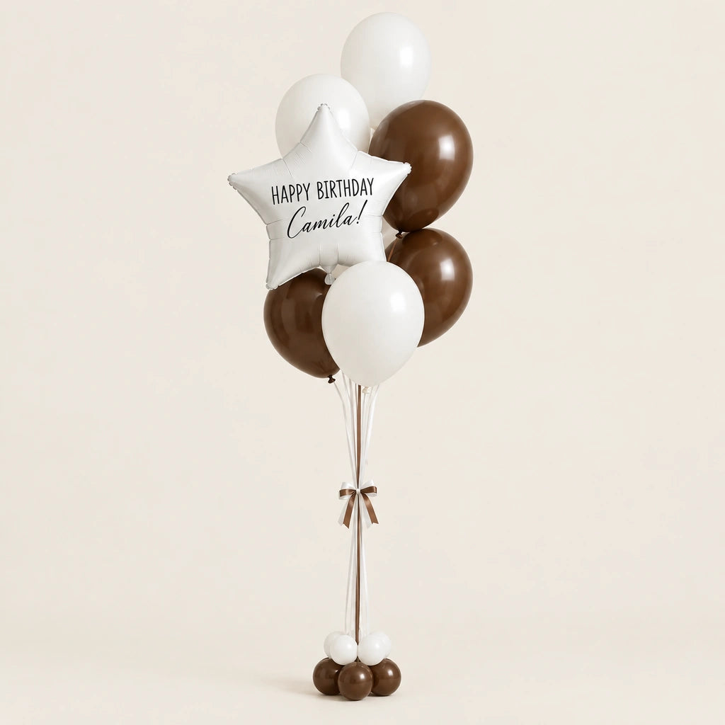 Bouquet de globos blancos y chocolate con estrella personalizada y base de globitos, sobre fondo beige.