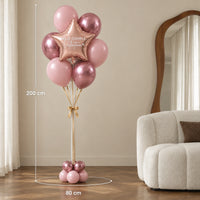 Bouquet de globos rosas con estrella en una sala, con medidas indicadas de 200 cm de alto y 80 cm de ancho.