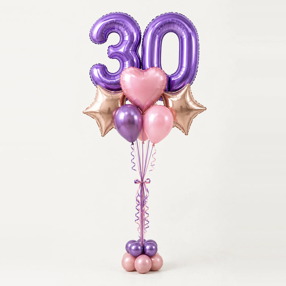 Bouquet de globos con número 30 violeta, cintas y base de globitos, sobre fondo claro.