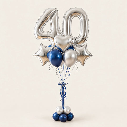 Bouquet de globos con número 40 plateado y azul marino, sobre fondo claro