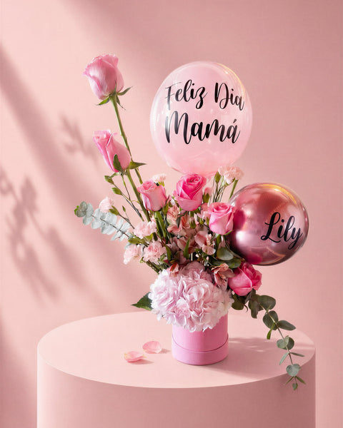 Caja floral "Esencia de Mujer" para Día de la Madre en rosa, con rosas, hortensia y burbuja "Feliz Día Mamá" — Perú Balloons, Lima