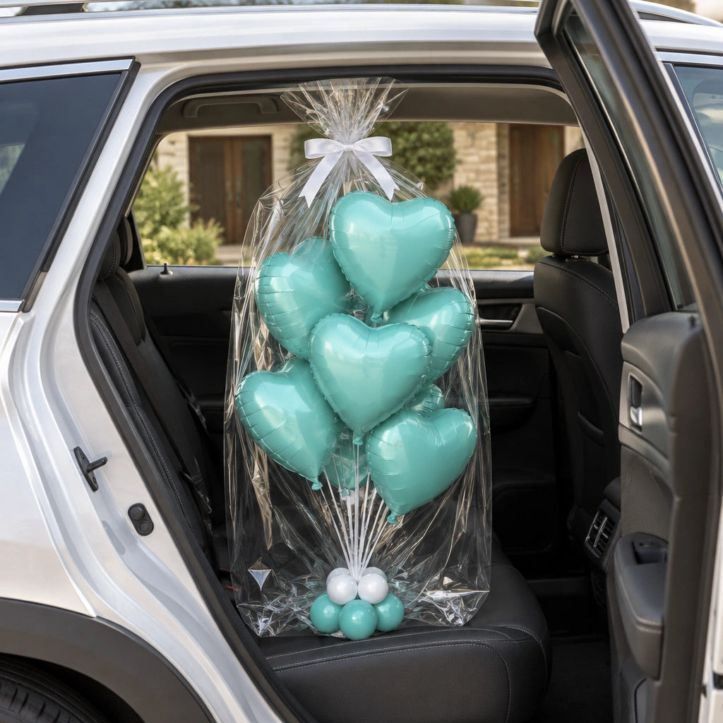 Ramo de corazones aqua envuelto en celofán y colocado en el asiento trasero de un auto