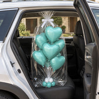 Ramo de corazones aqua envuelto en celofán y colocado en el asiento trasero de un auto