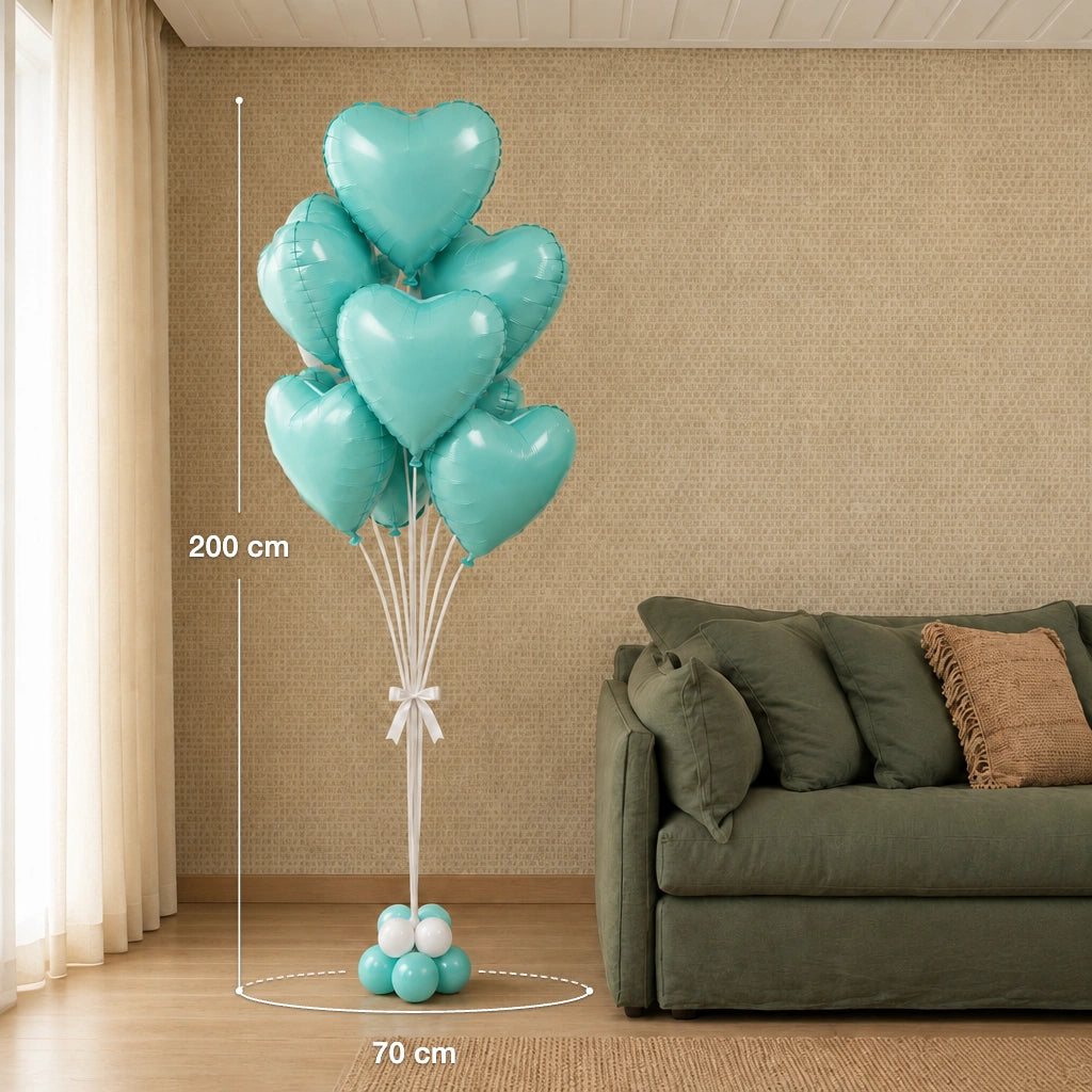 Ramo de corazones aqua junto a un sofá, con medidas indicadas de 200 cm de alto y 70 cm de ancho