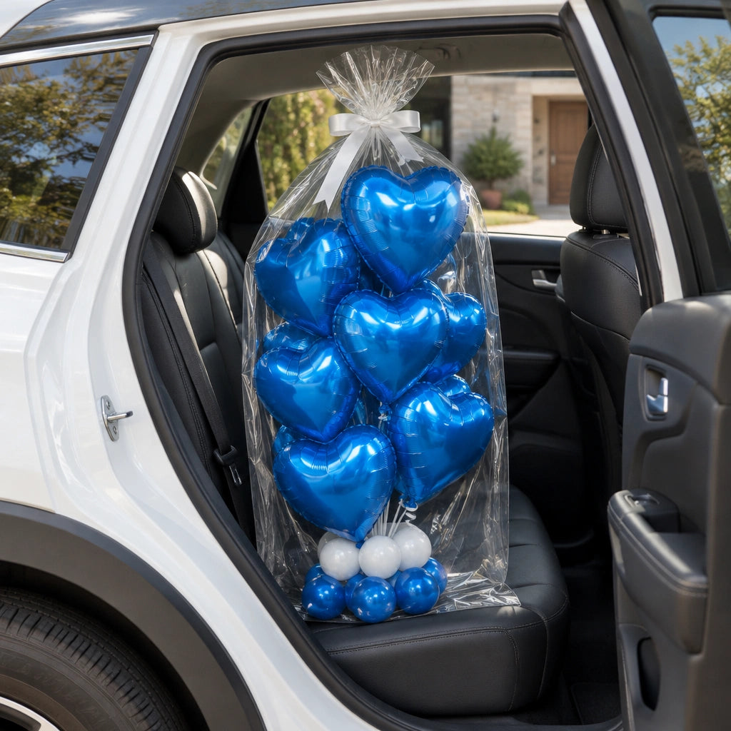 Ramo de globos de corazón azul empacado en celofán, sobre el asiento trasero de un auto.