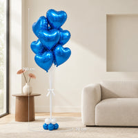 Ramo de globos de corazón azul junto a un sofá, con medidas indicadas de 200 cm de alto y 70 cm de ancho.
