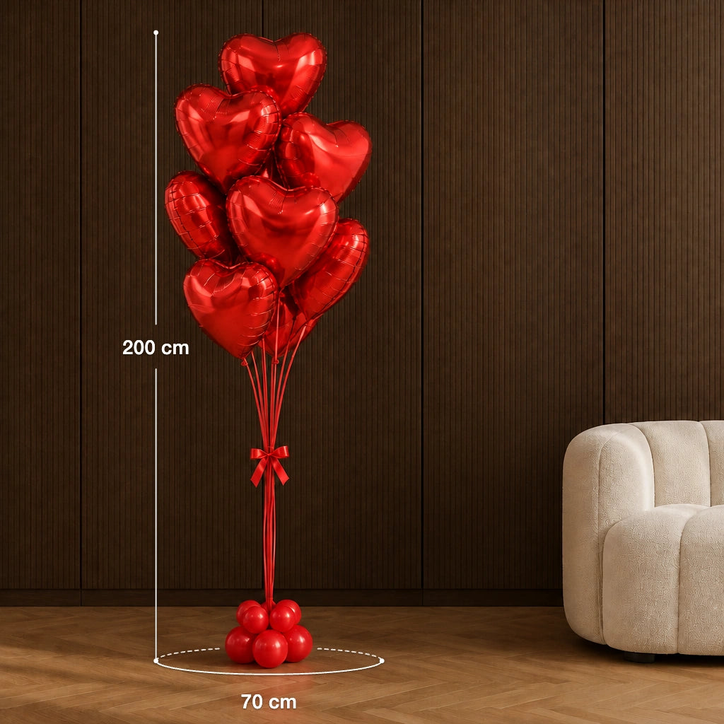 Ramo de globos de corazón rojos junto a un sofá, con medidas indicadas de 200 cm de alto y 70 cm de ancho.