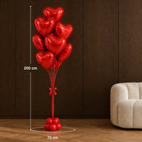 Ramo de globos de corazón rojos junto a un sofá, con medidas indicadas de 200 cm de alto y 70 cm de ancho.