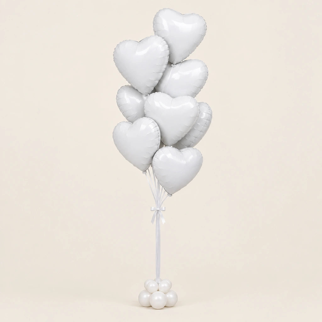 Ramo de globos de corazón blancos con base de globitos, sobre fondo beige