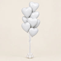Ramo de globos de corazón blancos con base de globitos, sobre fondo beige