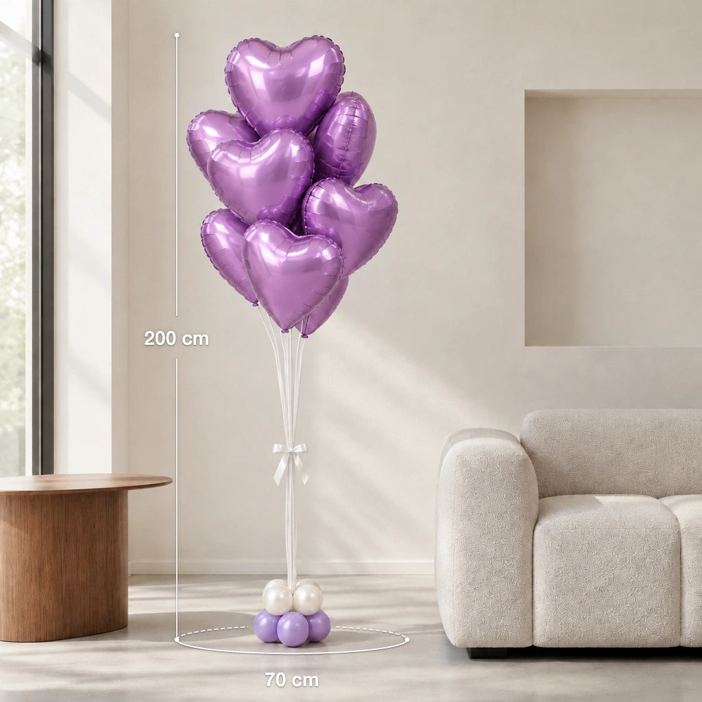 Ramo de globos de corazón lila junto a un sofá, con medidas indicadas de 200 cm de alto y 70 cm de ancho.